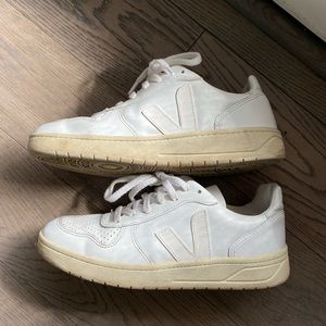 veja retro style vegan leather sneaker size 7